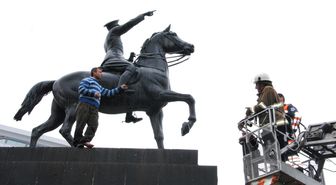 İşsiz Genç Atatürk Heykeline Sığındı