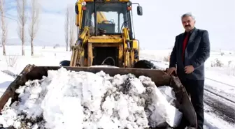 Başkan, Öğrenciler İçin Kardan Kapanan Yolları Açıyor