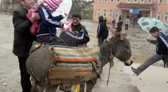 Öğrencilerin Okul Yolunda 'Çamur' Çilesi