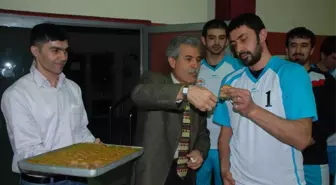 Melikgazi Belediyespor'lu Oyunculara Başkan'dan Tatlı İkramı