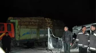 Kamyonet Tomruk Yüklü Kamyona Çarptı: 1 Ölü