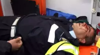 Kavşakta Kırmızı Işık İhlali Yapan Sürücü Trafik Polislerine Çarptı: 4 Yaralı