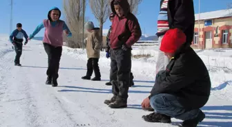 Köy Çocuklarının Kar Üzerinde Misket Keyfi