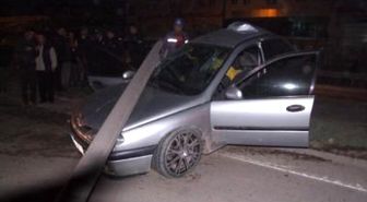 Otomobil Beton Direği Devirdi: 2 Yaralı