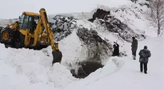 Çığ Bölgesinde Belediye Ekiplerinin Zorlu Çalışması