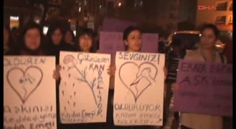 Kadınlar 'Sevgililer Günü'nü Protesto Etti
