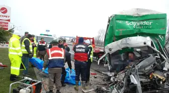 Kamyonet Park Halindeki Tır'a Çarptı: 2 Ölü