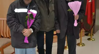 Soma'da Kuran Kursu Öğrencileri Huzurevini Ziyaret Etti