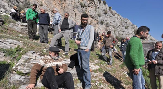Nişanyan Kaya Mezarını 'Parmak' İşareti Yaparak Açtı