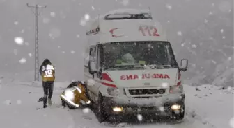 Yolu Kardan Kapanan Köydeki Hasta, 4 Saatte Hastaneye Ulaştırıldı