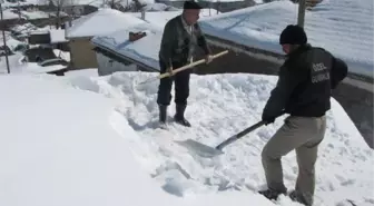 Çatılarda Biriken Karları Kürekle Temizlediler