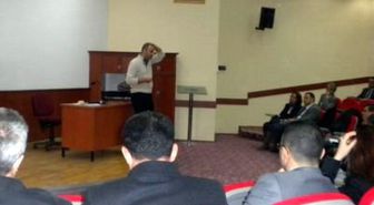 Edremit'te Okul Müdürlerine Liderlik ve Yöneticilik Semineri Veriliyor