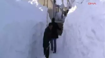 Kar İkinci Katın Çatısına Çıktı Muş'un Kızılağaç Belde Belediye Başkanı M.Şirin Yılmaz, Kar...