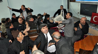 Köylüler Görevlilere Saldırdı: 2 Yaralı