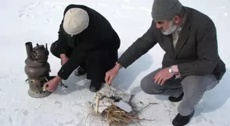 Yozgat'ta Buz Tutan Göletin Üzerinde Çay Keyfi