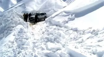 Çelikhan'da Kapanan Köy Yolları Hızla Açılıyor