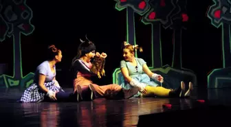 Engelli Öğrencilere Tiyatro Sergilendi