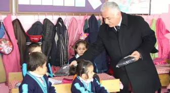 Başkan Özden, Öğrencilere Şapka ve Kaşkol Dağıttı