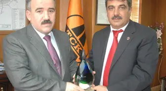 Adıyaman Tut İlçesi Karayolları 8. Bölge Müdürüne Hemşerilik Beratı Verdi