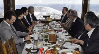 Agün Rektörü İş Adamları ile Bir Araya Geldi