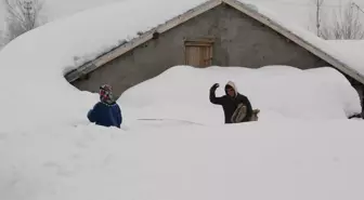 Tek Katlı Evler Kara Gömüldü