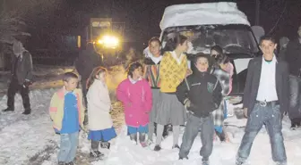 Kar Engeline Takılan Öğretmen ve Öğrencileri Kurtarma Operasyonu