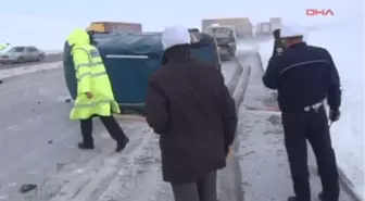 Buzlanan Yolda Oto Takla Attı: 4 Yaralı