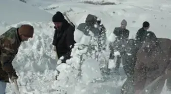 Doğu'da Kar Yolları Kesti; 2041 Köy Yolu Kapalı