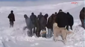 Kapanan Yollarını Küreklerle Açıyorlar