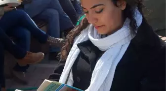 Yalova Üniversitesi Öğrencileri Parklarda Kitap Okuyor