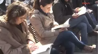 Yalova Üniversitesi Öğrencileri Parklarda Kitap Okuyor