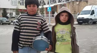 Darbuka Çalarak Okul Harçlığı Çıkartıyorlar