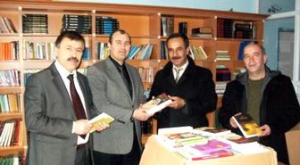 Karaağaç'ta Başkan Efetekin Okula Kitap Hediye Etti