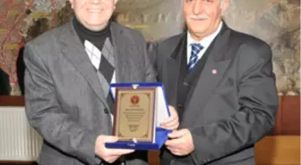 Şehit Ailelerinden Başkanlara Plaket