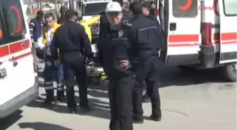 Otomobil, Kamyonetle Çarpıştı 3 Polis Yaralandı