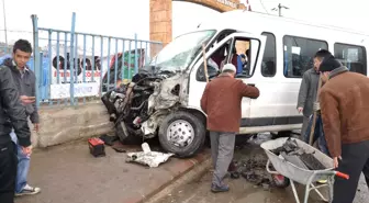 Yolcu Minibüsü TIR'a Çarptı: 6 Yaralı