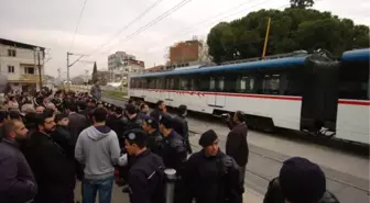 İzmir'de Mahalleli Banliyö Hattını Kapattı