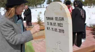 Turhan Selçuk,ölümünün 2'nci Yıldönümünde Mezarı Başında Anıldı