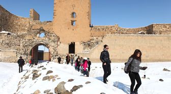 Ani Antik Kenti Yerli ve Yabancı Turistlerin Cazibe Merkezi Oldu