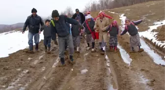 'Yol Bozuk' Diyerek Çocukları Okula Göndermiyorlar