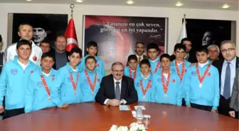 Vali Karaloğlu, Gönüllerin Şampiyonu Asa Takımını Kabul Etti