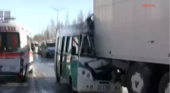 Konya'da 2 Ayrı Zincirleme Kazada: 13 Kişi Yaralandı