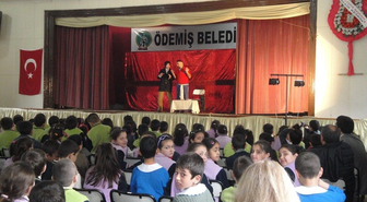 Ödemiş Belediyesi Tiyatrolar Günü'nü Erken Kutladı