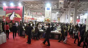 Kitap Fuarında İğne Atsan Yere Düşmez