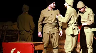 Çanakkale Tiyatrosu Hem Güldürdü Hem de Duygulandırdı