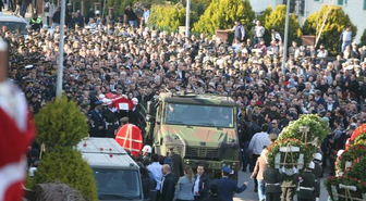Şehidin Annesi, Gelinin Elini Bırakmadı