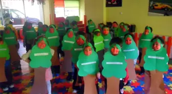 Anaokulu Öğrencileri, Ağaç Figürü Oldu