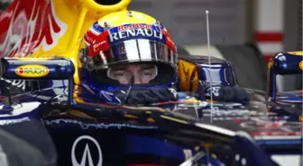 Renault RS27, F1 Avustralya Pistinde İz Bıraktı
