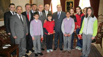 Vali Savaş, Resim ve Slogan Yarışmasında Dereceye Giren Öğrencileri Ödüllendirdi