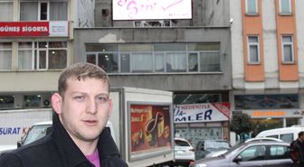 Aşkı İçin Reklam Panosuna İlan Verdi